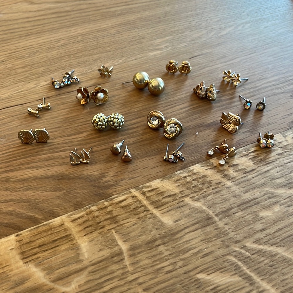 18 pairs of stud GOLD earrings! Perfect condition!